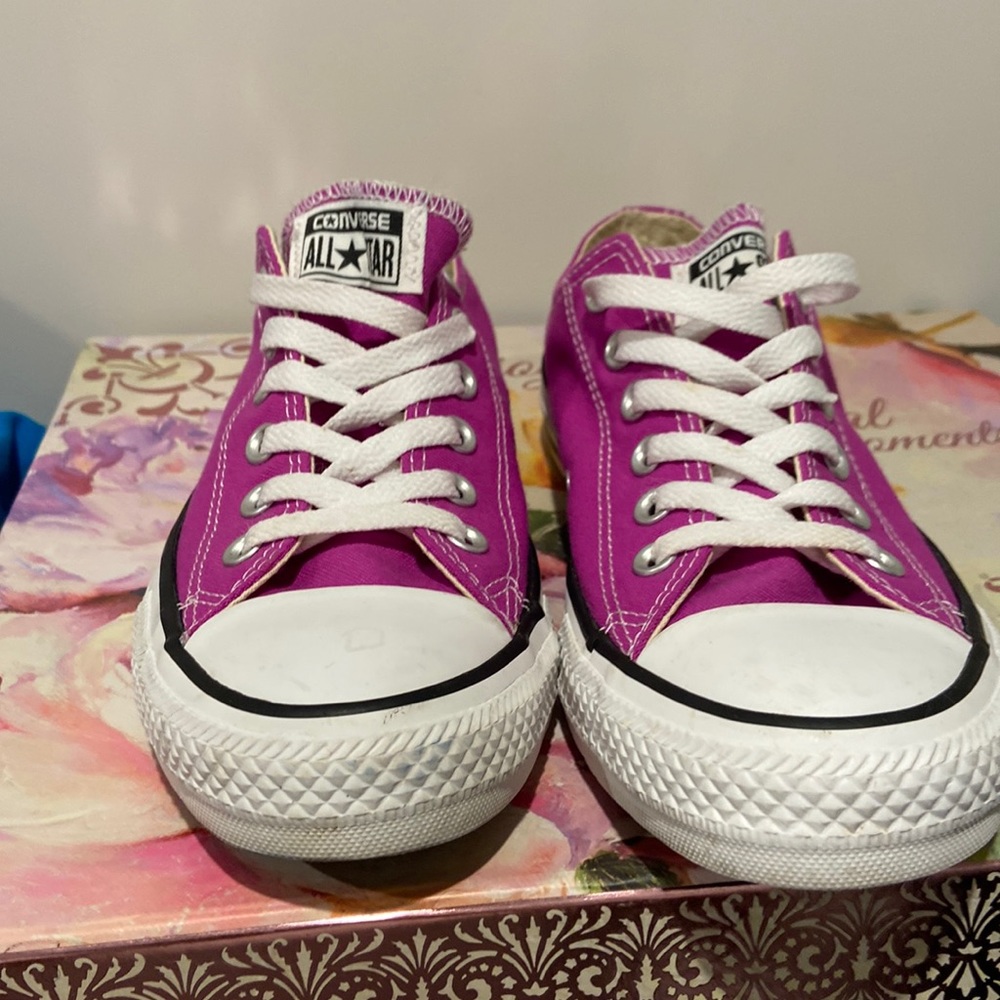 Size 7.5 women’s/5.5 mens converse